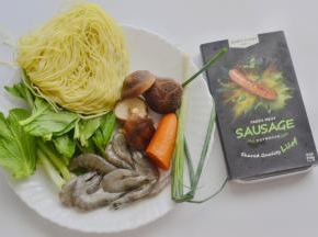 材料：碱面一份 罗勒香肠2根 活虾8只 鲜香菇3朵 胡萝卜适量 青菜适量 葱适量 调料：生抽 糖 料酒 鸡精 盐