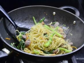 用筷子和铲子不断翻动均匀入味，最后撒入葱段即可出锅