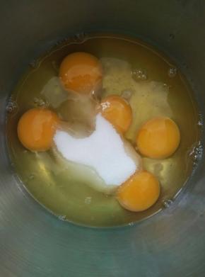 鸡蛋打到打蛋盆里加糖，高速打发