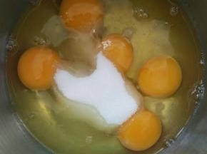 鸡蛋打到打蛋盆里加糖，高速打发