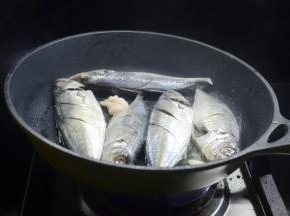 热锅热油将鱼放入（记住了，这样处理煎鱼不会破，而且鱼要沥干水分才不会到处乱溅）