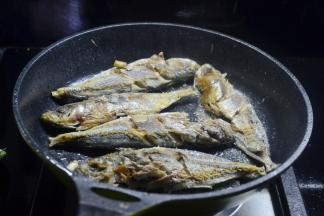 不要动，中小火煎一面定型微黄再翻面煎，到这个状态就可以了