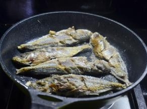 不要动，中小火煎一面定型微黄再翻面煎，到这个状态就可以了