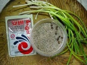 准备好香葱、花椒盐、酵母。