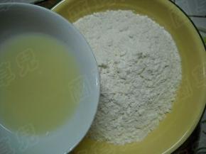 准备好面粉。 酵母用温水充分调匀，加入面粉中。