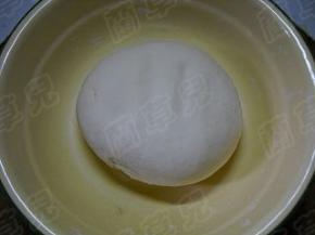 和好、揉匀成光滑面团，置温暖处饧发半小时。