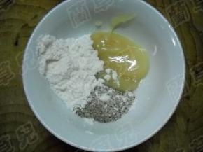 香葱洗净切细粒备用。 猪油放入碗中，加入花椒盐、面粉，调成油酥。