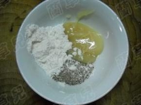 香葱洗净切细粒备用。 猪油放入碗中，加入花椒盐、面粉，调成油酥。