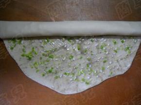 面皮从一段卷起，成多层次的筒状卷。