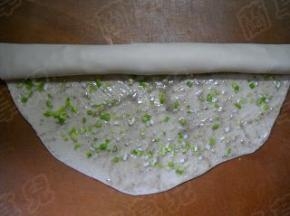 面皮从一段卷起，成多层次的筒状卷。