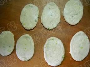 小剂子卷好，擀成牛舌状烧饼胚。