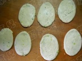 小剂子卷好，擀成牛舌状烧饼胚。