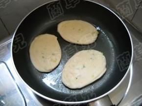 平底锅烧热，抹上一层油，放入饼胚，刷上油。 小火慢慢烙至两面金黄，熟透即可。