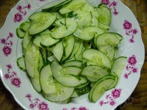 黄瓜洗净、切薄片。