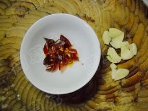 蒜拍破，干红椒剪成小段。