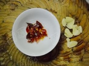 蒜拍破，干红椒剪成小段。