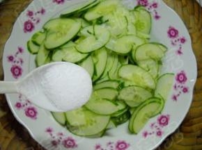 切好的黄瓜片用少许盐腌制。