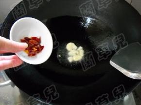 锅中油热，爆香蒜瓣。 下入干红椒，炸出香味。