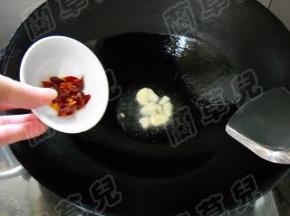 锅中油热，爆香蒜瓣。 下入干红椒，炸出香味。