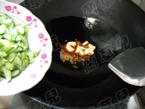 倒入黄瓜片，快速翻炒均匀。