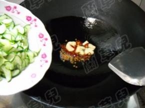 倒入黄瓜片，快速翻炒均匀。