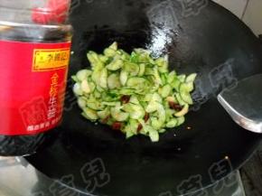 淋入生抽，炒匀。