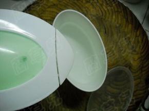 把做酸奶的容器酸奶机内桶用开水烫一下，消毒备用。