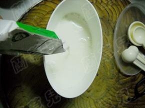 倒部分牛奶于容器中。