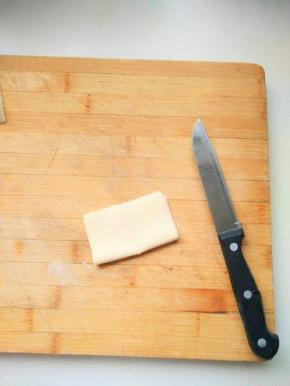 取两张，折住，中空划一刀