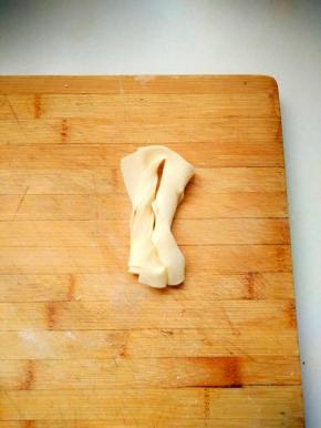 从中间套进来翻成漂亮的蝴蝶结