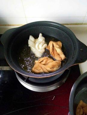 油锅放入油。油温升起放入生胚，两面金黄就可以取出。