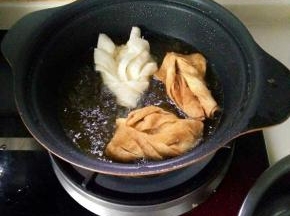 油锅放入油。油温升起放入生胚，两面金黄就可以取出。