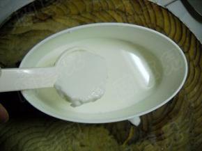 加入酸奶（菌种），然后倒入全部纯牛奶，拌匀。