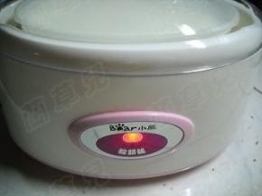 酸奶机内桶盖上盖，放入酸奶机中。