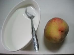 准备好水蜜桃和做好的酸奶。