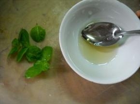 准备好蜂蜜和薄荷叶。 薄荷叶洗净切碎，拌入蜂蜜备用。