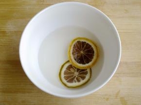 干柠檬片用开水浸泡15分钟。