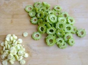 把苦瓜切成圆圈状，把中间的芯掏掉。