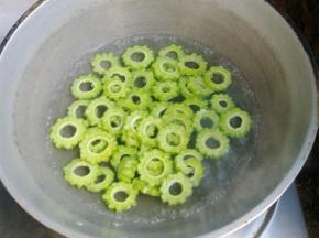 锅里水开后，倒入苦瓜片。