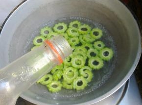 加入几滴油，煮至苦瓜变软。