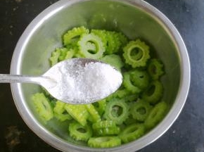 把苦瓜捞出，控干水，加入适量盐。