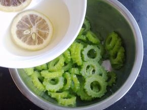 倒入柠檬水，拌匀。