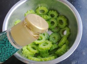 加入适量生抽。