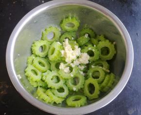 把蒜捣成泥，加入。