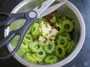 把干辣椒剪成小段。