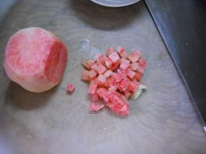 水蜜桃洗净、去皮、切小块。