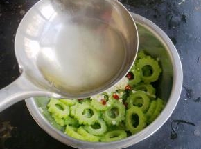 把油烧热，浇到蒜泥和辣椒上。