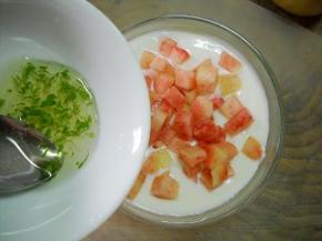 切好的水蜜桃倒入酸奶中，淋上薄荷蜜汁。 吃时拌匀。