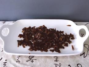 将木耳洗净切成小块装盘