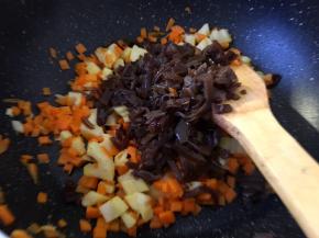 将木耳放入锅中翻炒大火